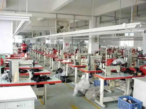 服装厂工人,一天工作12个小时,很辛苦但坚持着